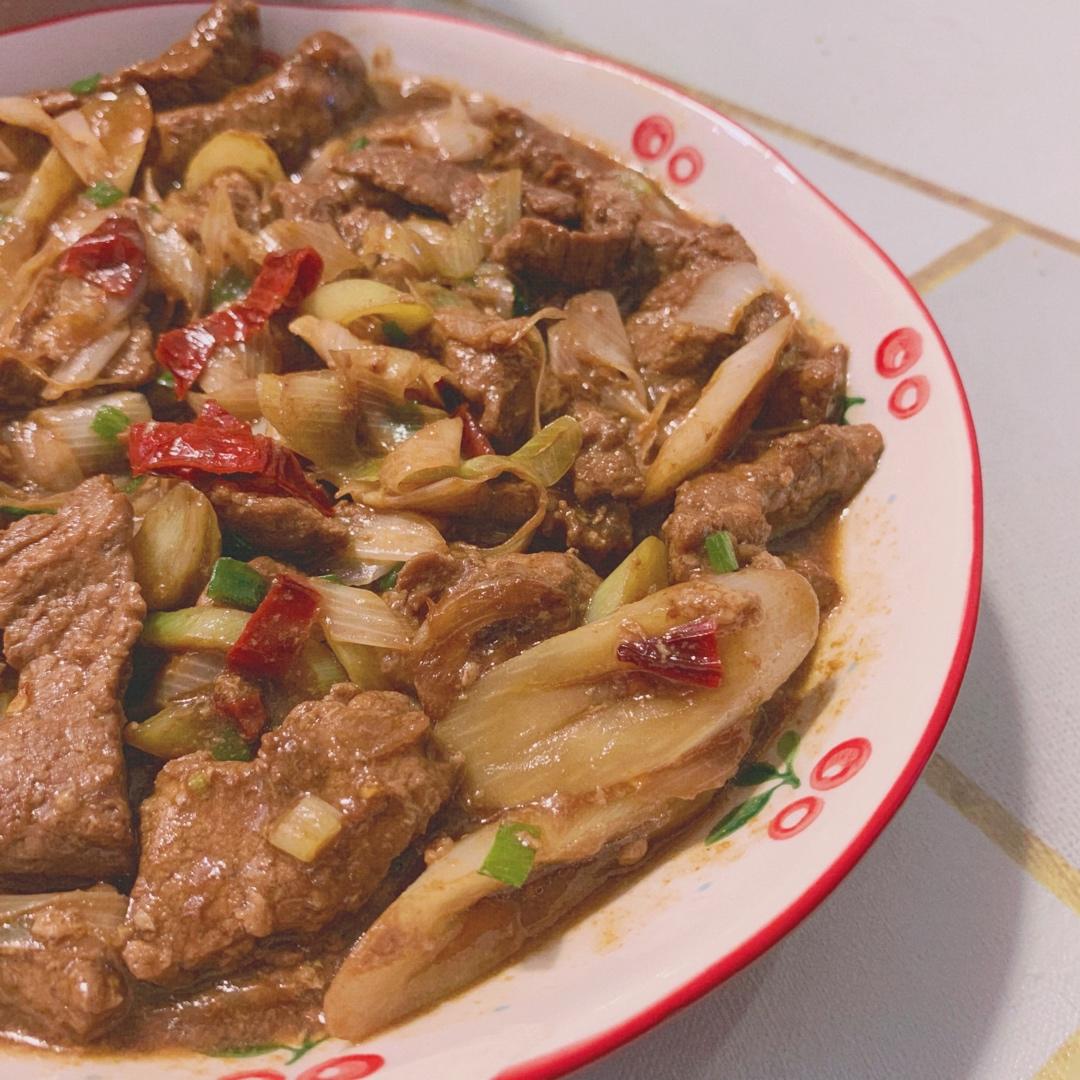 厨师长教你：“葱爆牛肉”的家常做法，葱香味浓郁先收藏起来