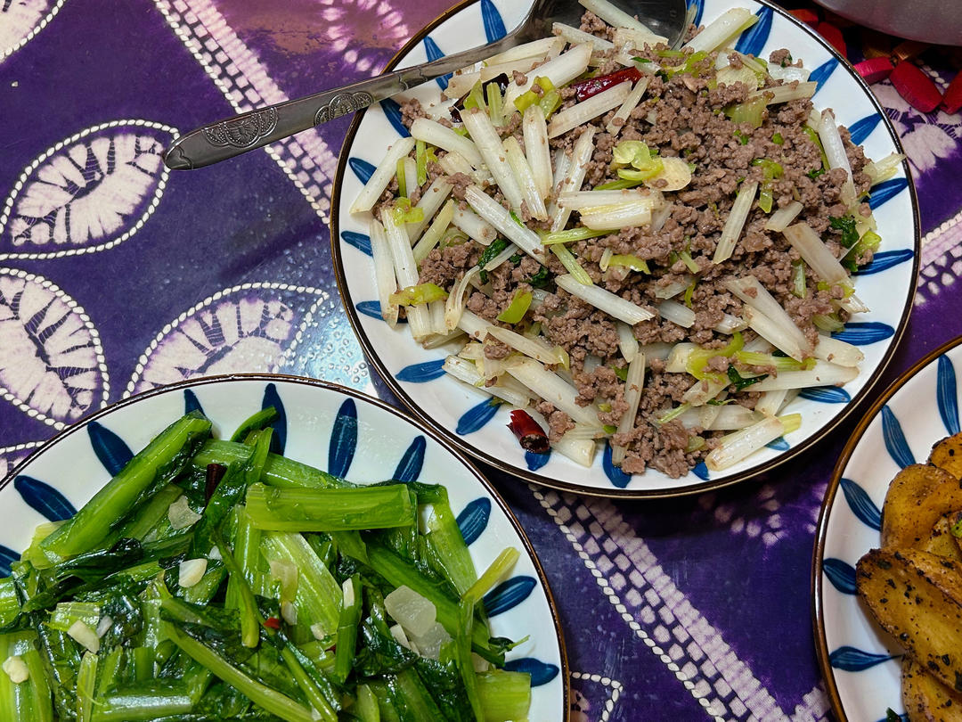 米饭杀手｜芹菜粒炒牛肉末