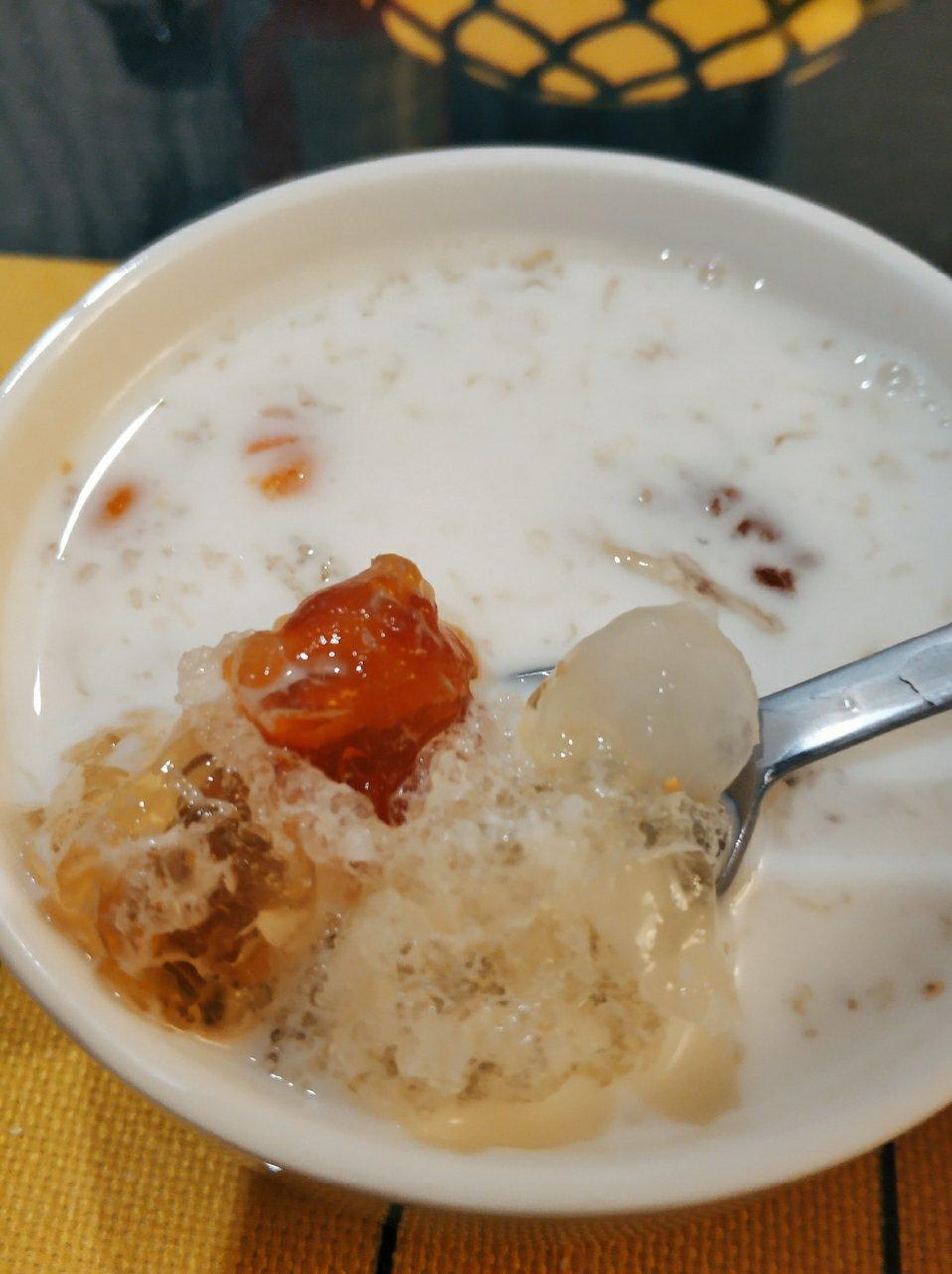 桃胶雪燕皂角米丑耳红枣枸杞桂圆补血养颜羹