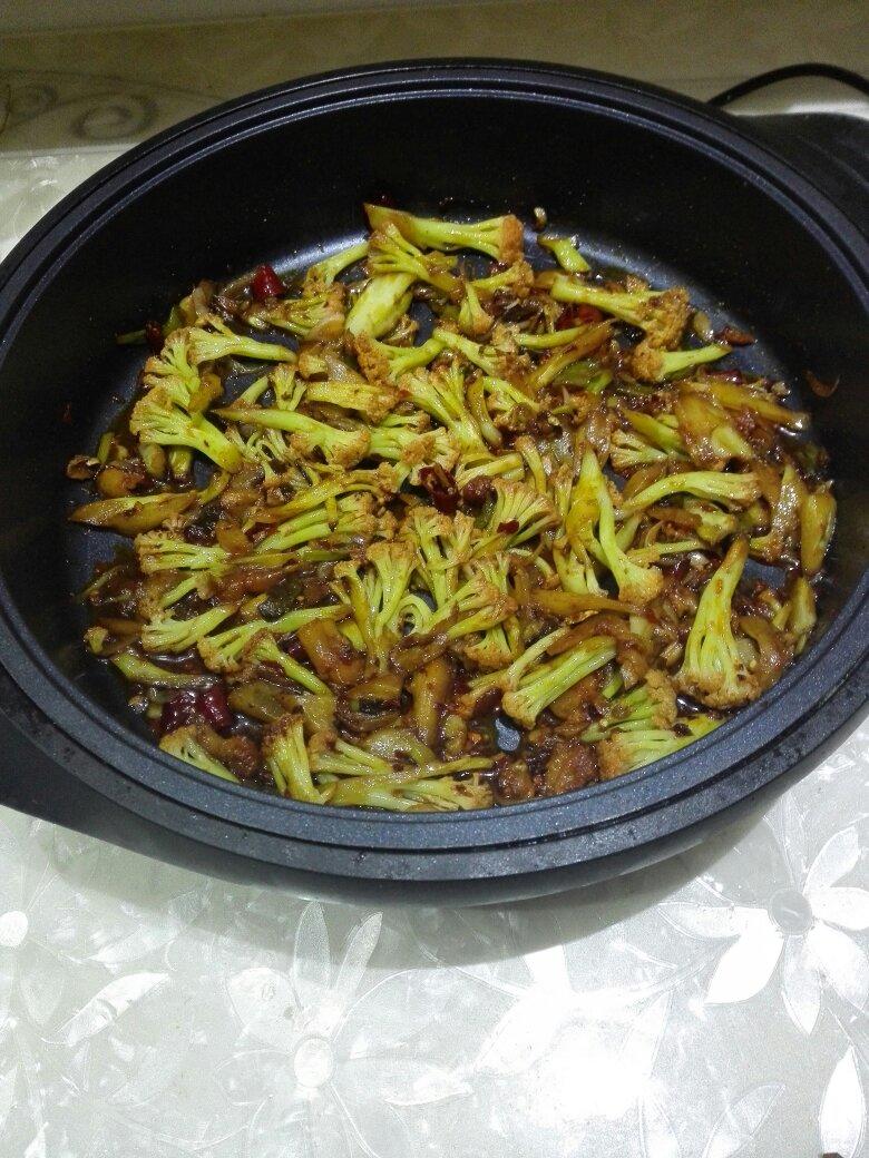 饭店必点的干锅花菜，是这么做出来的。