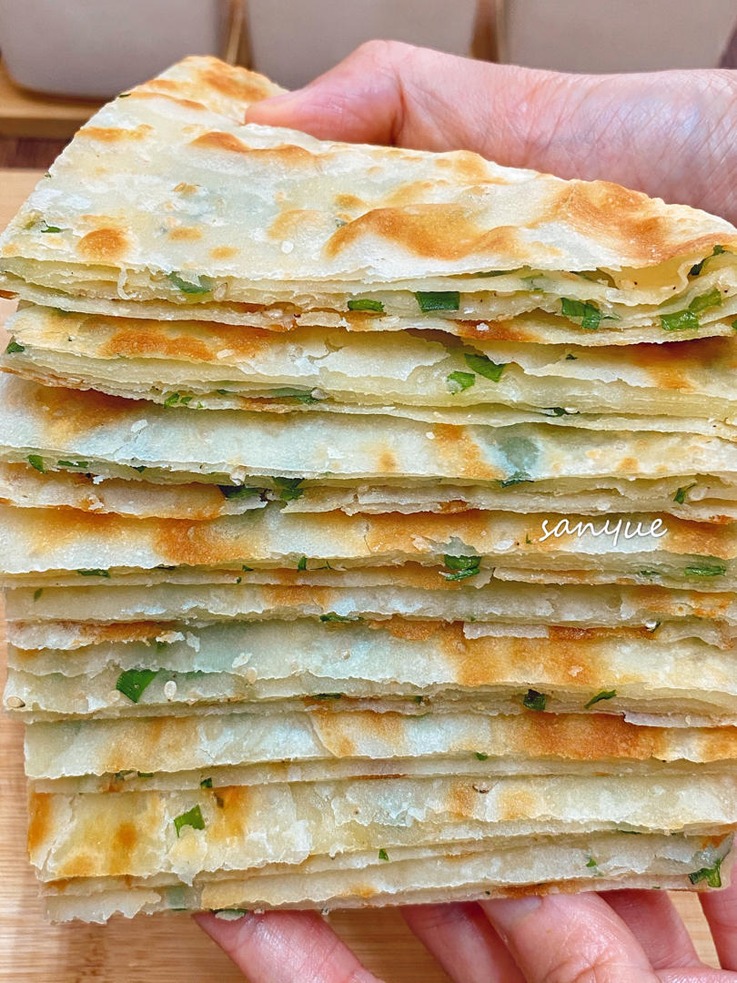 三月小厨做的香酥芝麻葱油饼外酥里软层次多附细节视频详解