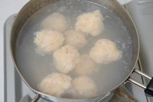 金汤菌菇捞鱼丸——太太乐鲜鸡汁的做法 步骤5