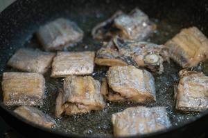 红烧带鱼（简单做法，无需重油，微辣老干妈版本）超级好吃的做法 步骤5