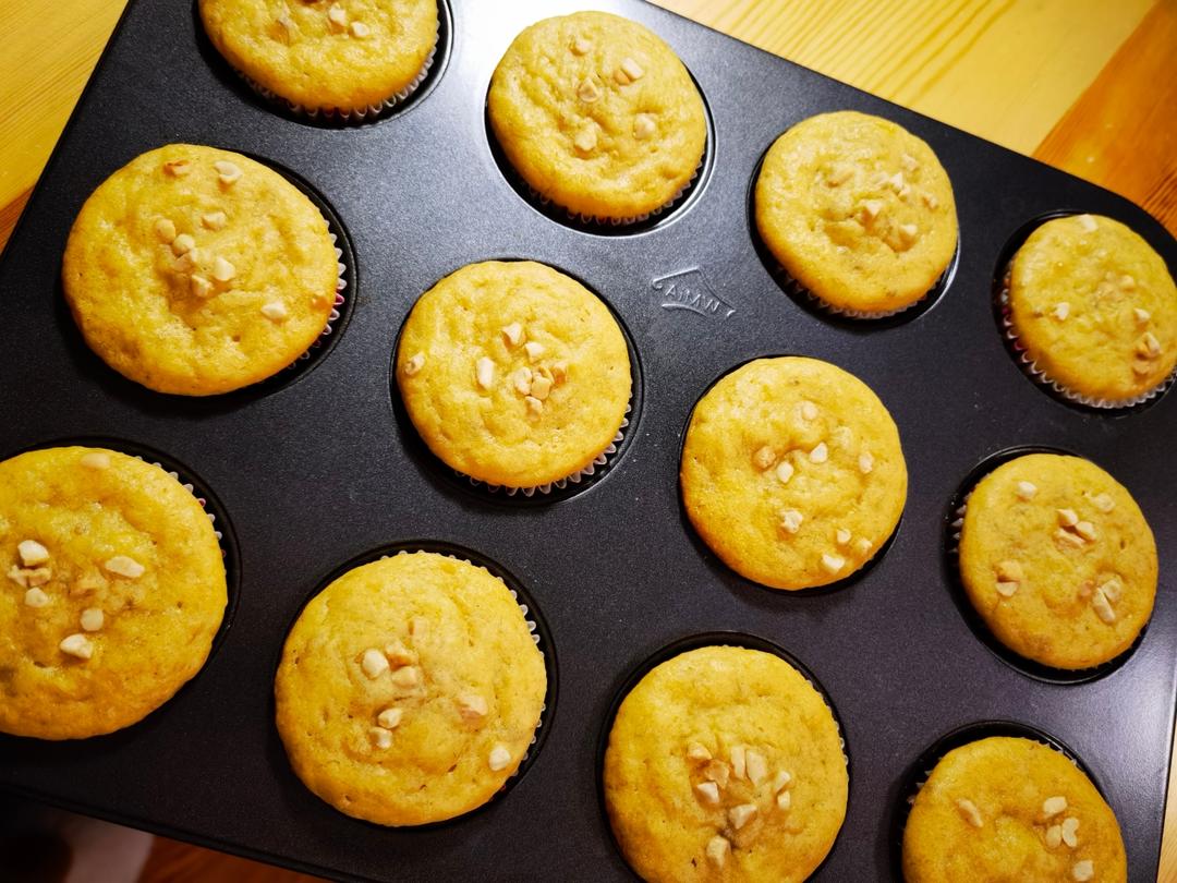 只需搅拌入烤箱的香蕉麦芬