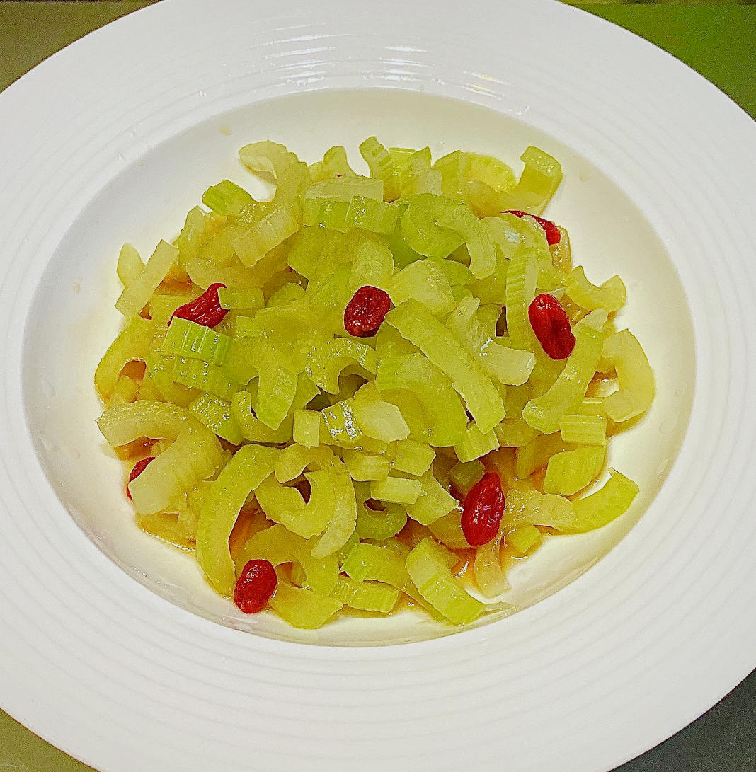 凉拌西芹丝——过节清肠减脂菜