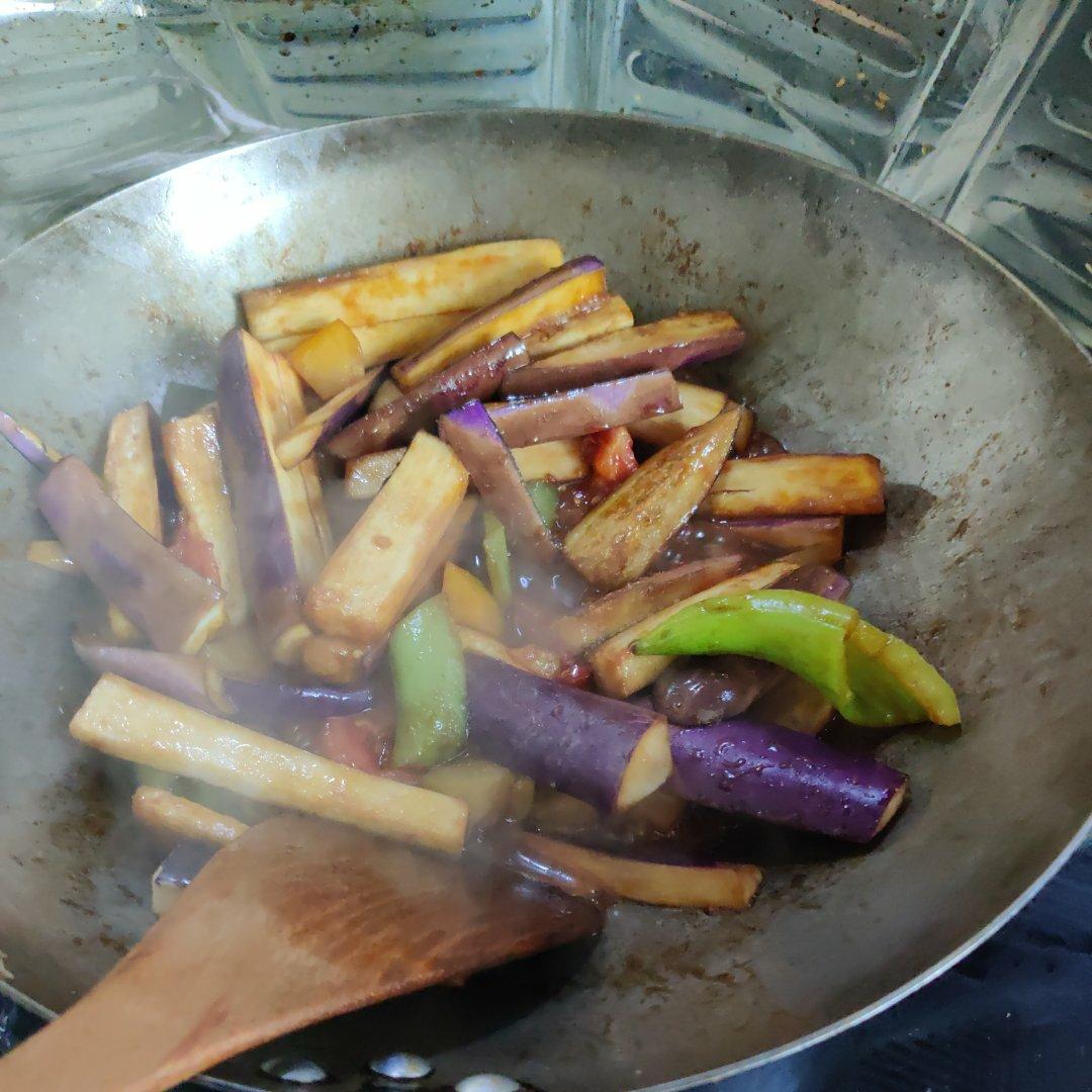 好吃到怀疑人生的懒人电饭煲茄子烧肉焖饭！巨下饭！