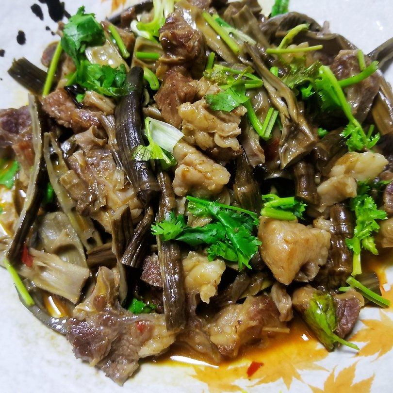 斯斯下厨房做的烟笋烧牛肉