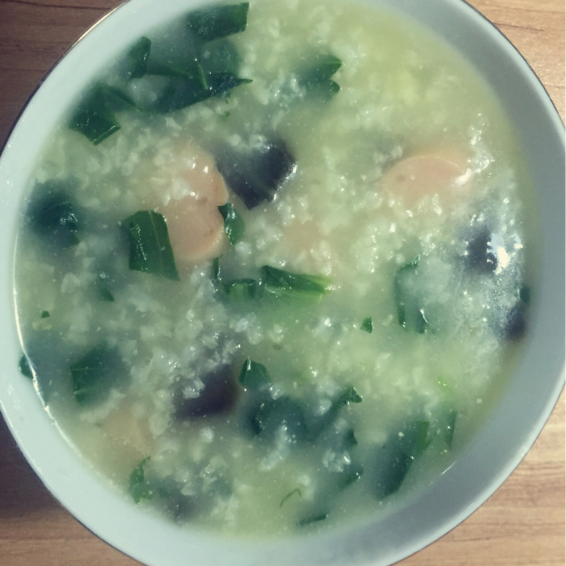 电饭煲皮蛋青菜火腿粥