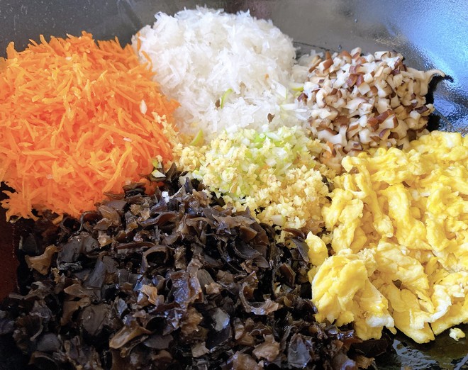 健康低脂家庭版白萝卜，胡萝卜，香菇，木耳，鸡蛋素包子（玉米面+白面）的做法