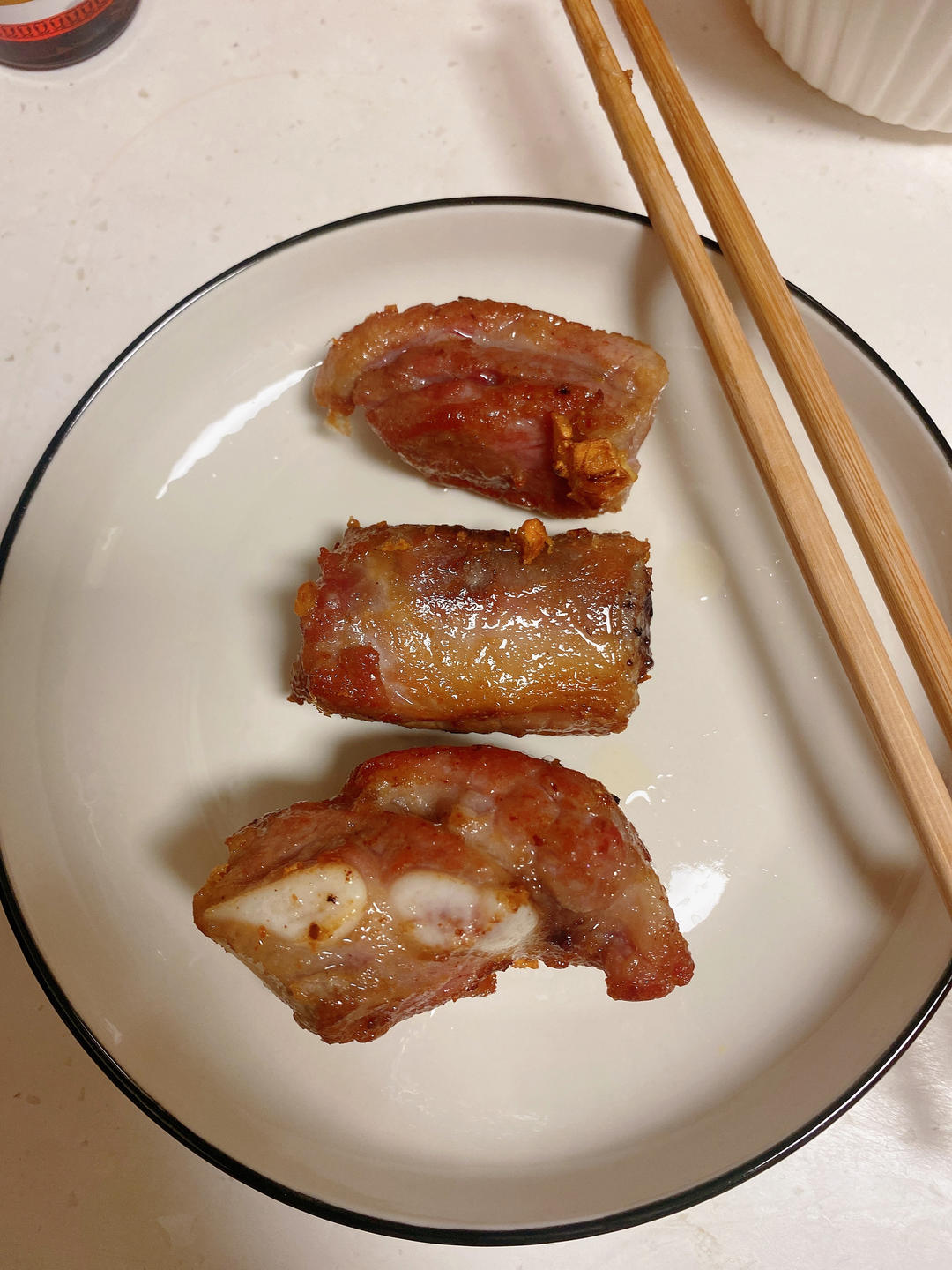 我家排骨从不红烧，加一些大蒜，出锅香喷喷，孩子吃完舔手指