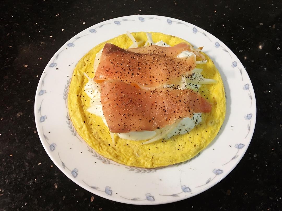 烟熏三文鱼煎蛋卷