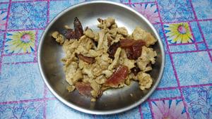 电饭锅～芋头马铃薯腊肠猪肉焖饭的做法 步骤2
