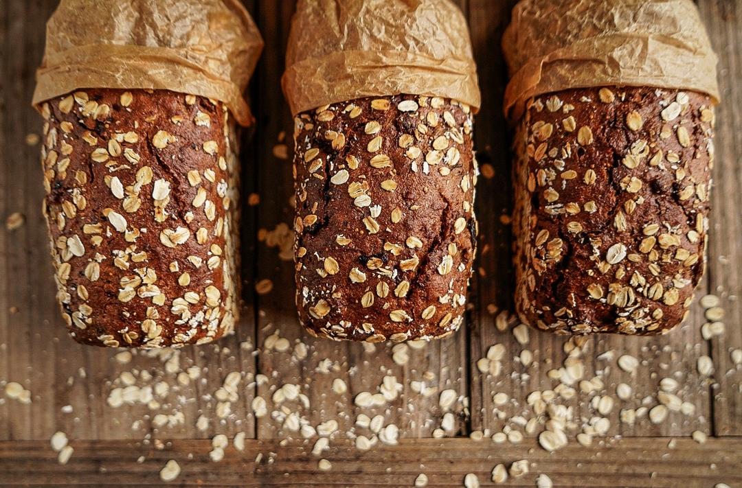 天然酵种六谷物混合果干黑麦面包