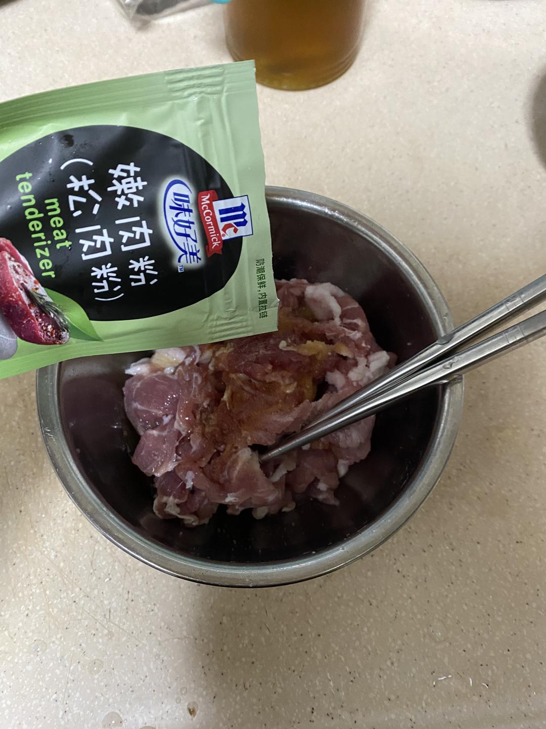 蟹味菇肉片汤的做法 步骤2