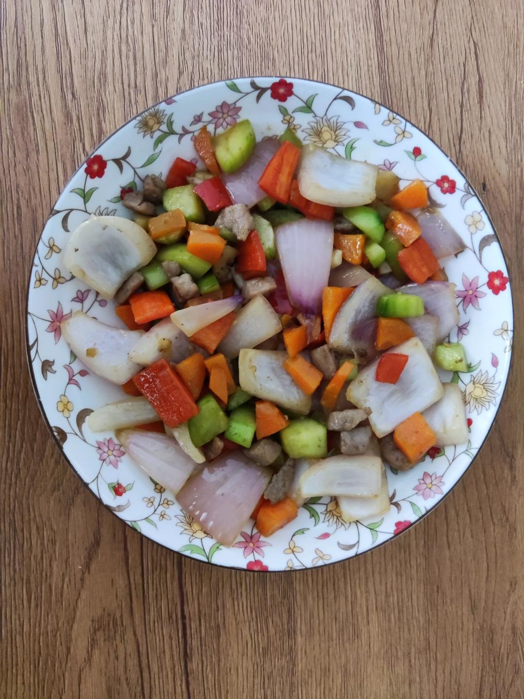 营养全面甜辣好吃的洋葱胡萝卜黄瓜肉丁