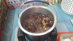 玉米莲藕花生鸡肉汤的做法 步骤1