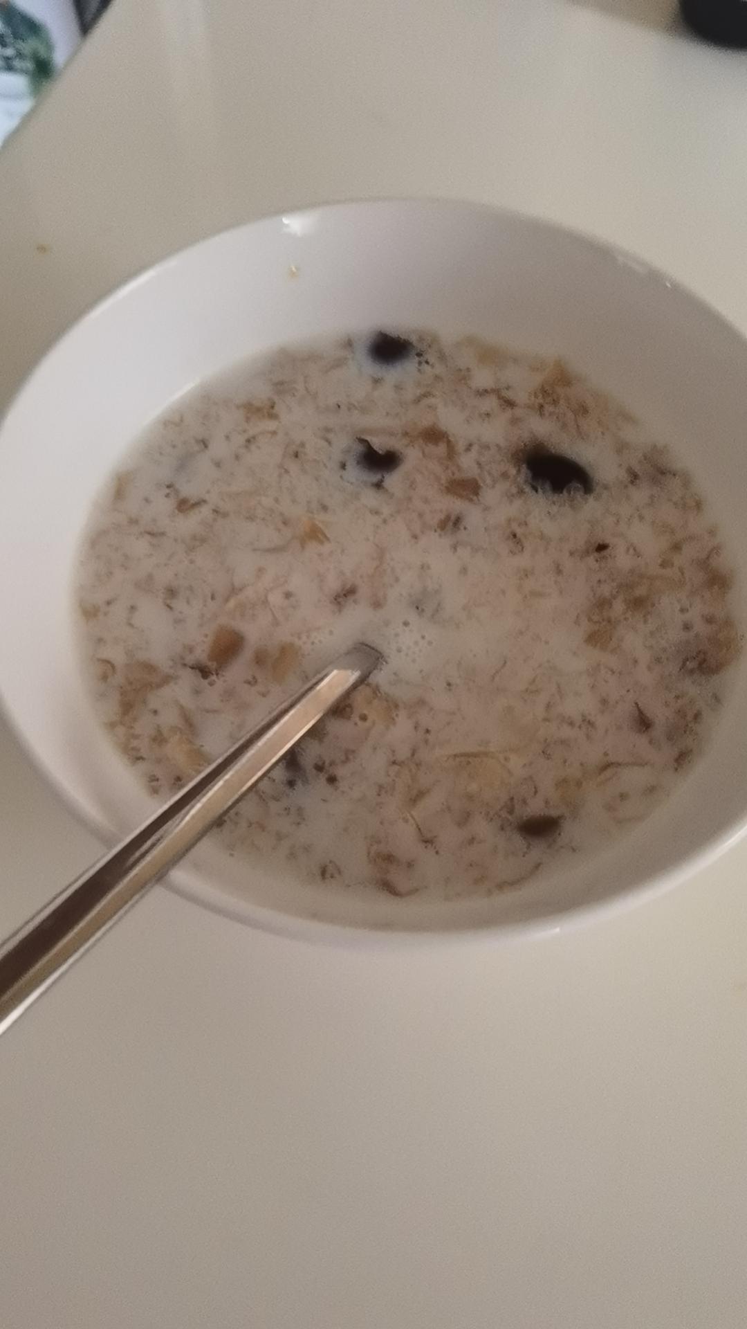《桃胶皂角米雪燕银耳牛奶羹》据说一碗等于敷30片面膜的功效