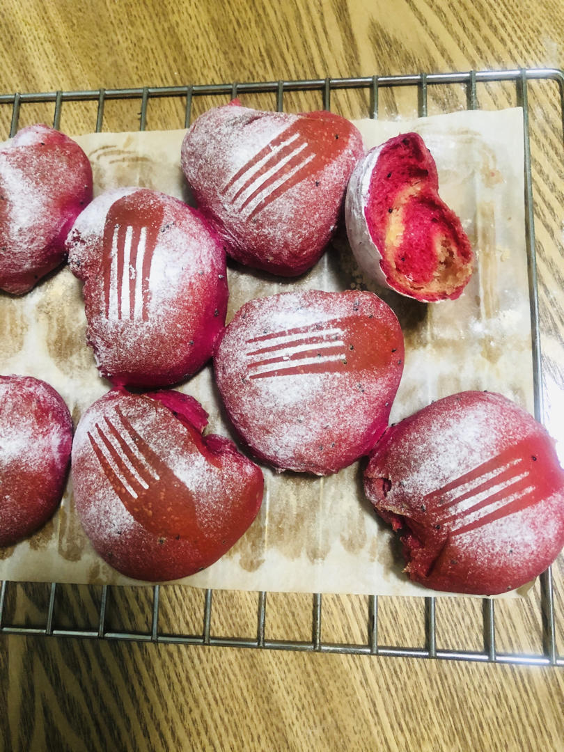 火龙果椰蓉面包卷