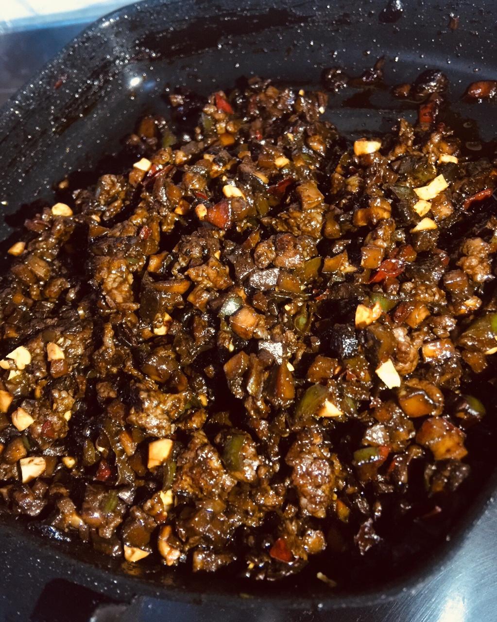 可乐拌饭做的香菇肉酱