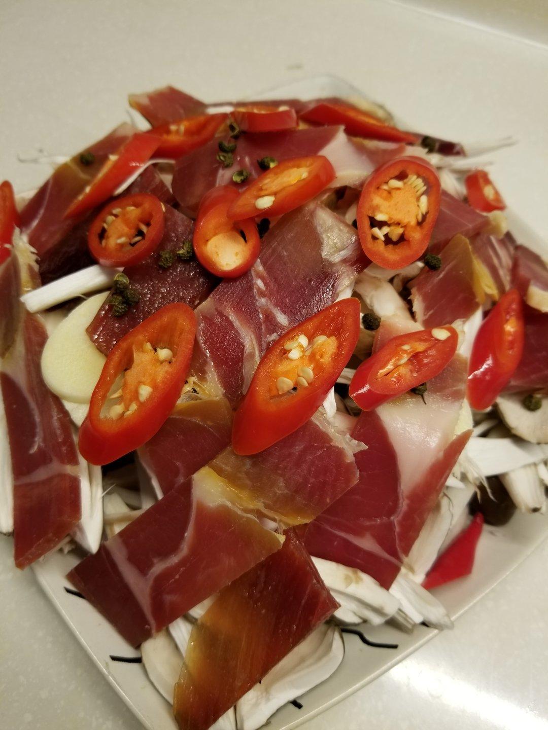 作品 晚餐2018年8月5日 #晚餐2018年8月5日#火腿蒸鸡枞菌,黑胡椒芦笙