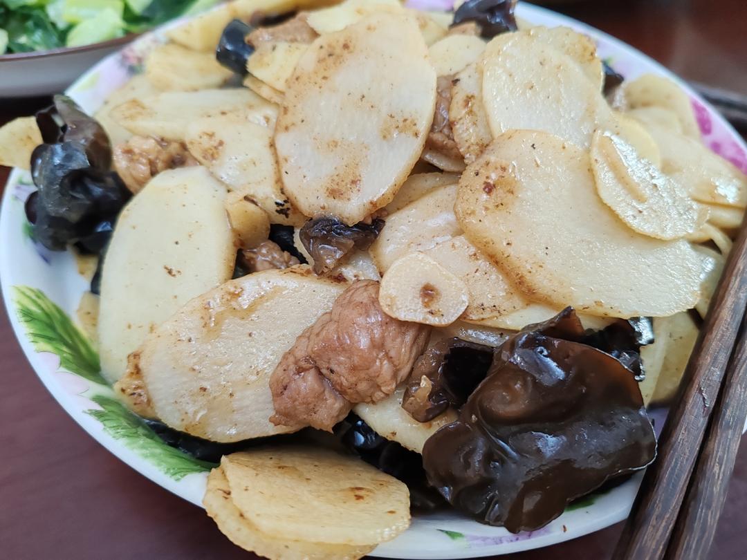 今日菜谱：木耳山药小炒肉