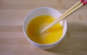 蚕豆米炒鸡蛋的做法 步骤2