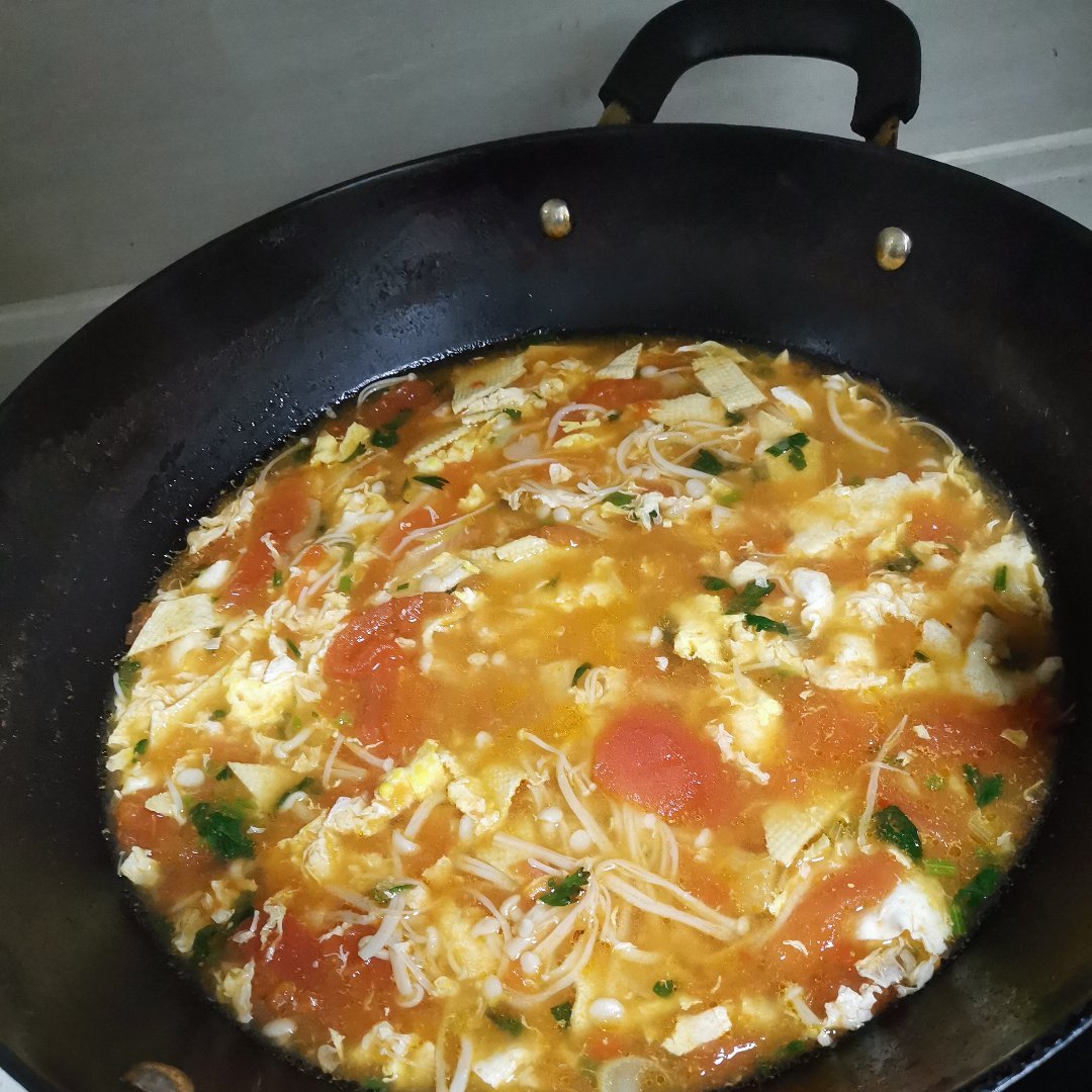 减肥的首选早餐------简单美味又营养 的番茄金针菇火腿鸡蛋汤