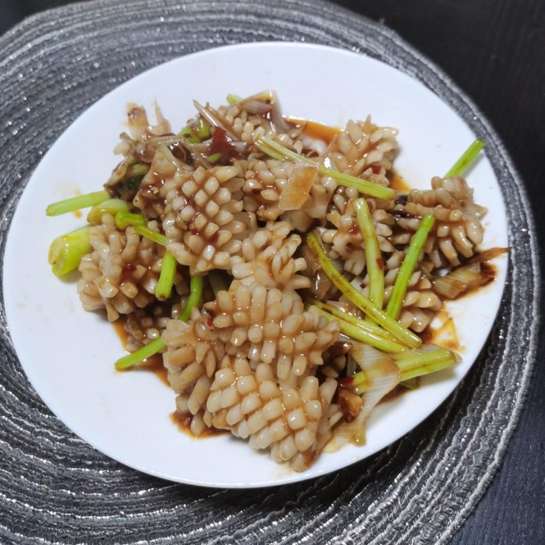 厨师长教你：“爆炒鱿鱼”的家常做法，口感爽脆，香辣过瘾