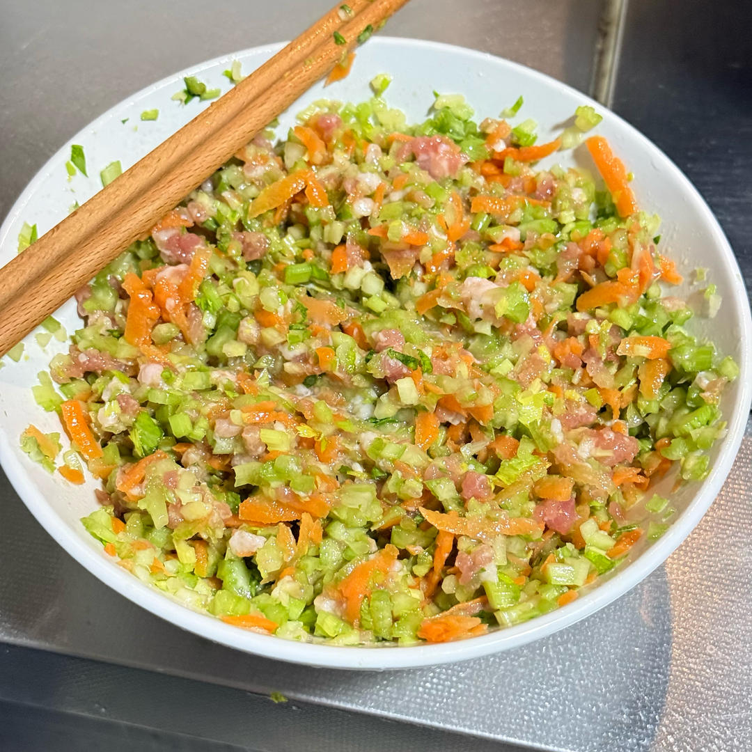 芹菜胡萝卜肉包