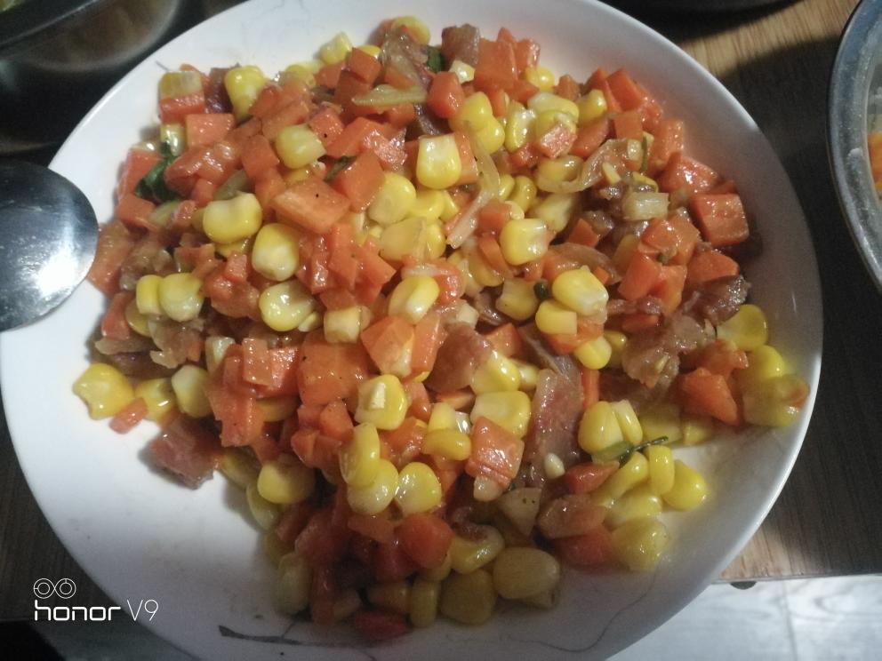 炒腊肠玉米胡萝卜丁的做法