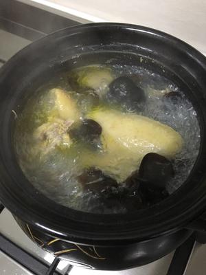 黑木耳炖鸡汤的做法 步骤5