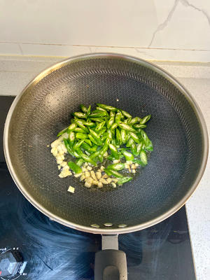 巨下饭的青椒火腿肠炒煎蛋的做法 步骤5