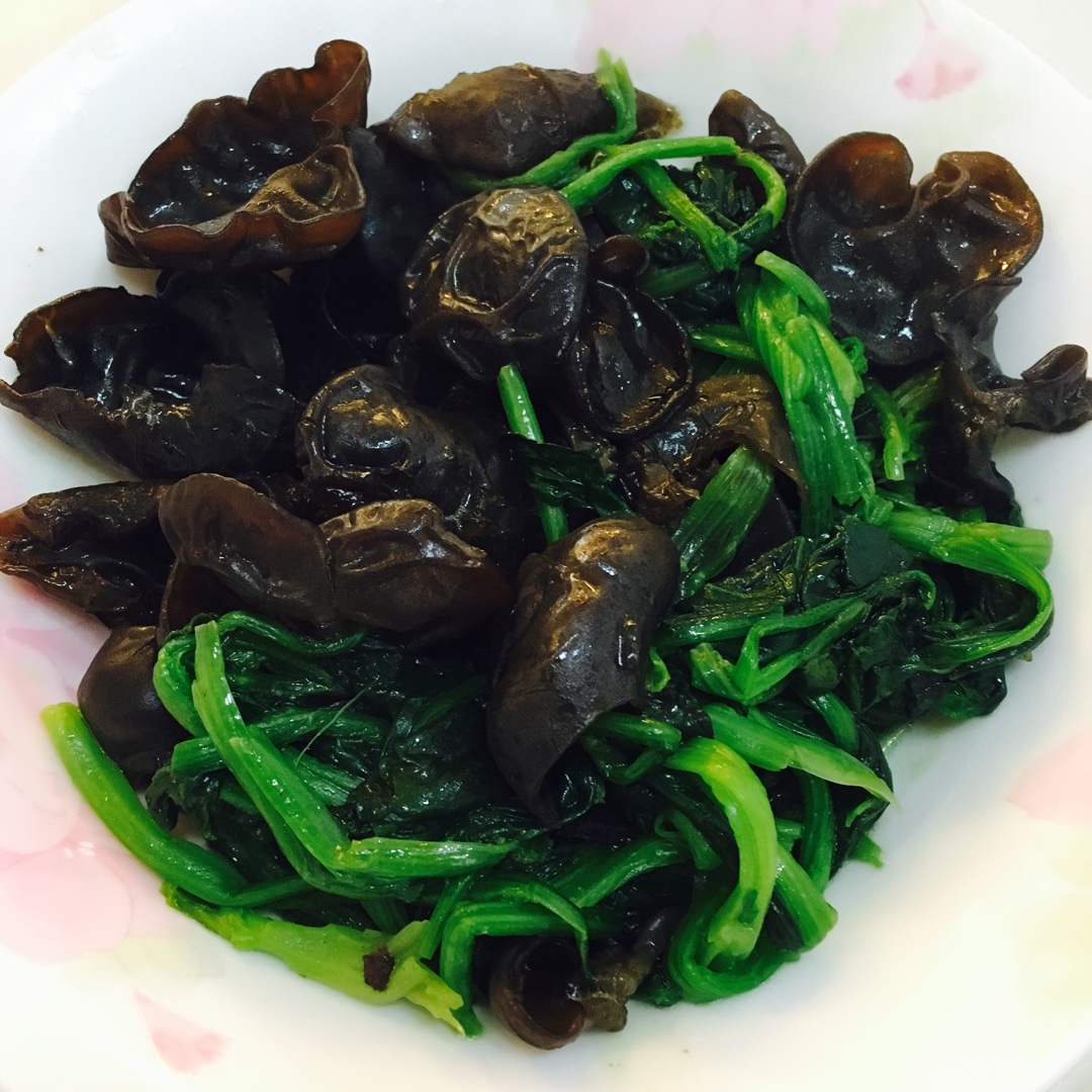 有才的美人鱼做的菠菜炒木耳