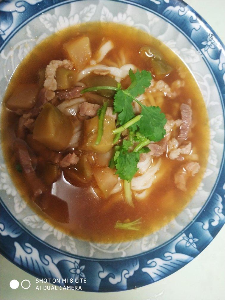 教你在家也可以做的榨菜肉丝面，香辣开胃，面条好吃到连汤都不剩