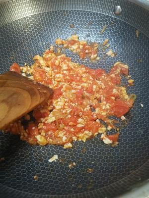西红柿鸡蛋鲜虾面的做法 步骤2