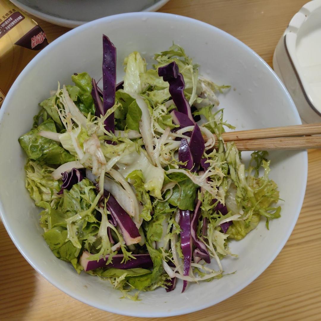 简易又实在美味的油醋汁生菜沙拉