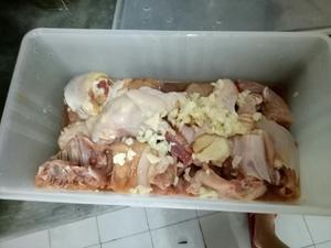 梅菜蒸香菇鸡肉的做法 步骤2