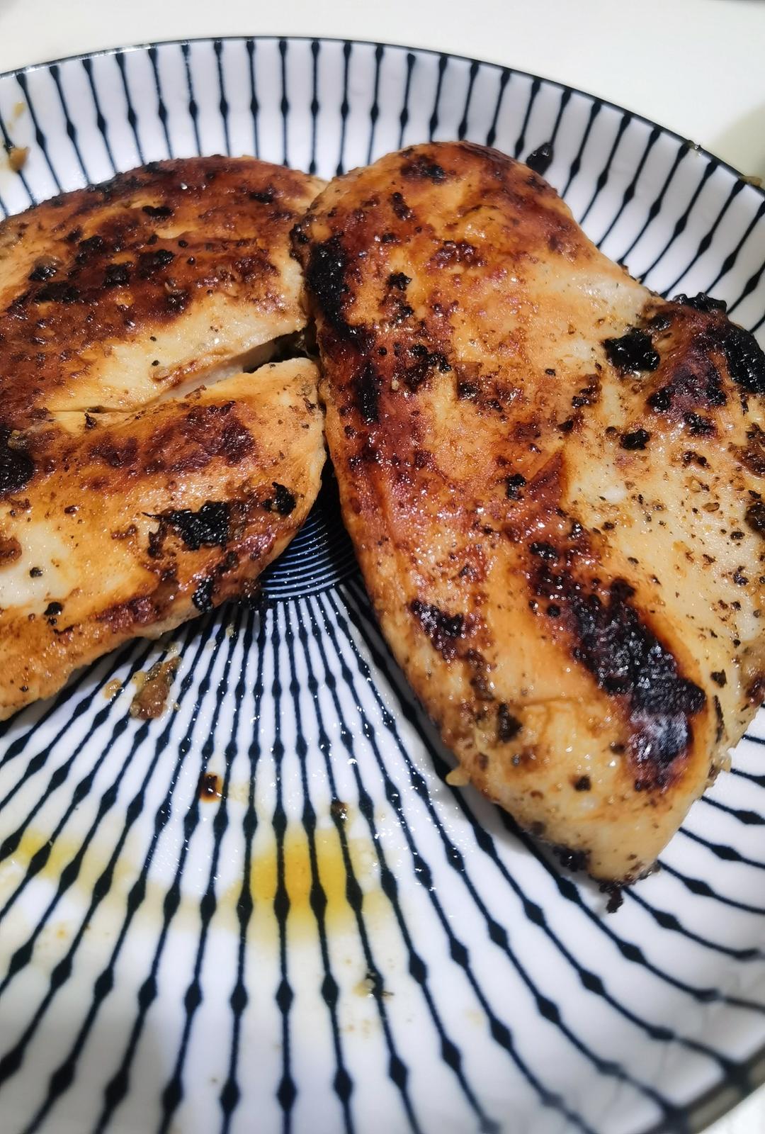 酷炫屌炸天好吃的煎鸡胸肉（香蒜蜂蜜煎鸡胸肉）