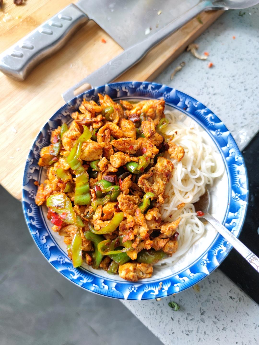 青椒鸡蛋盖浇面