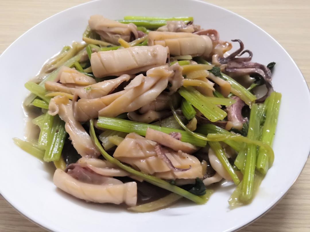 芹菜炒09鱿鱼的做法