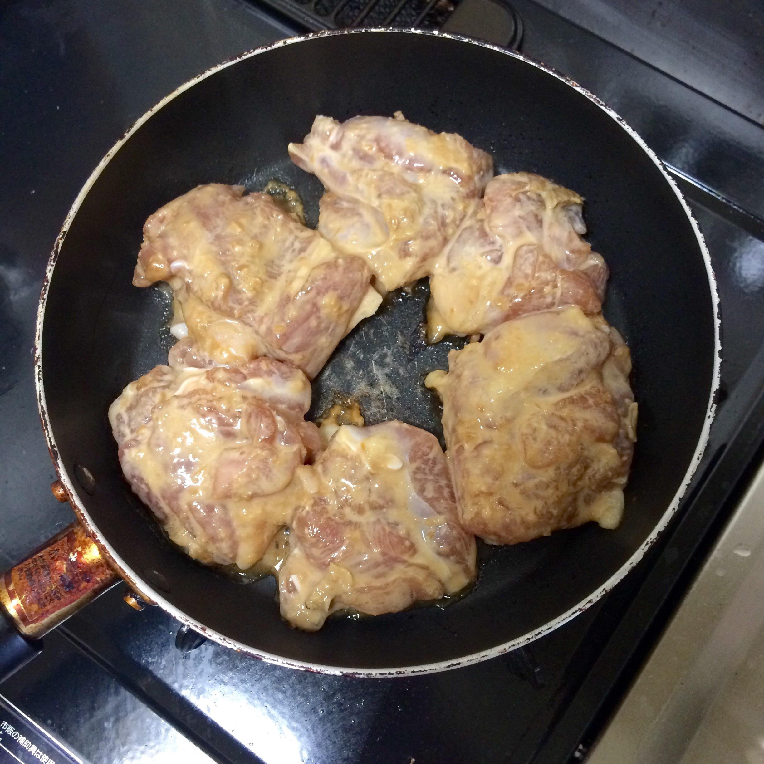味增沙拉酱煎鸡腿肉的做法 步骤3