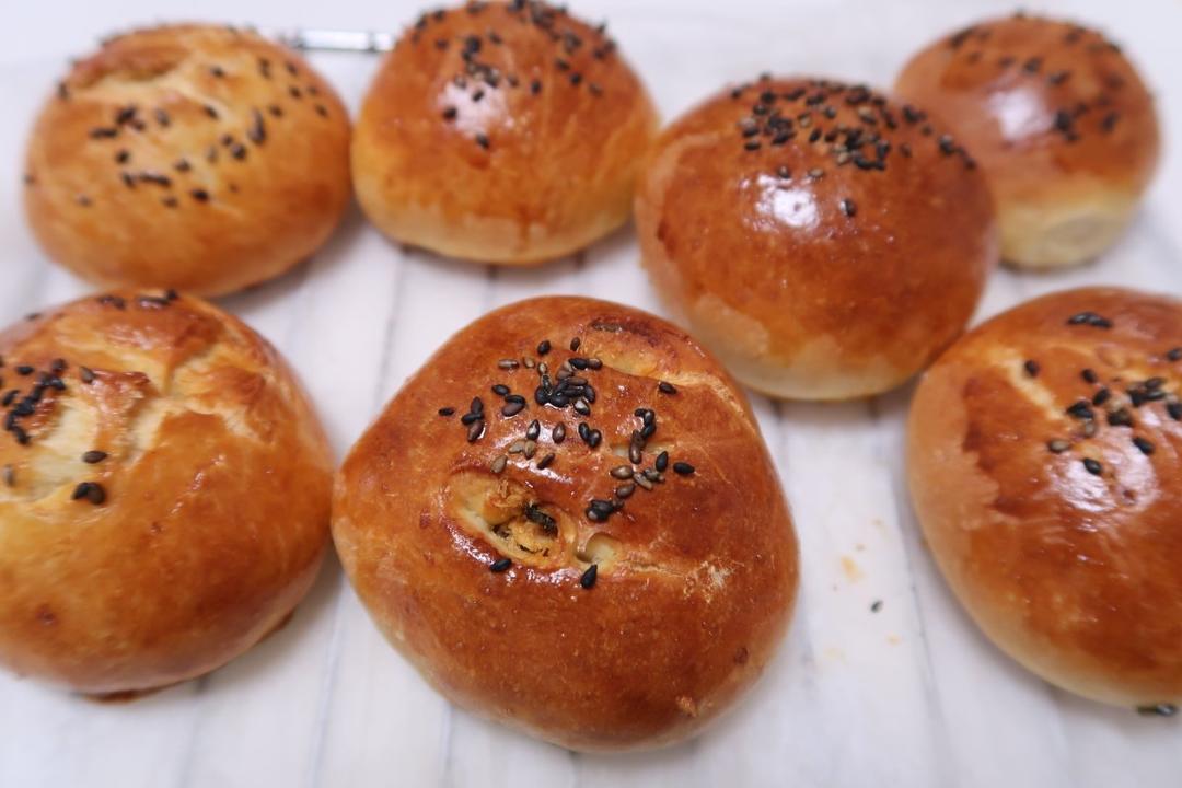 超软的奶香红豆沙面包