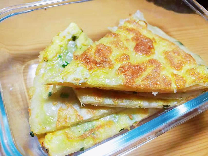 一小只肉松做的鸡蛋葱油饼
