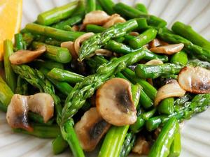 健康低脂家常菜—芦笋炒口蘑的做法 步骤5