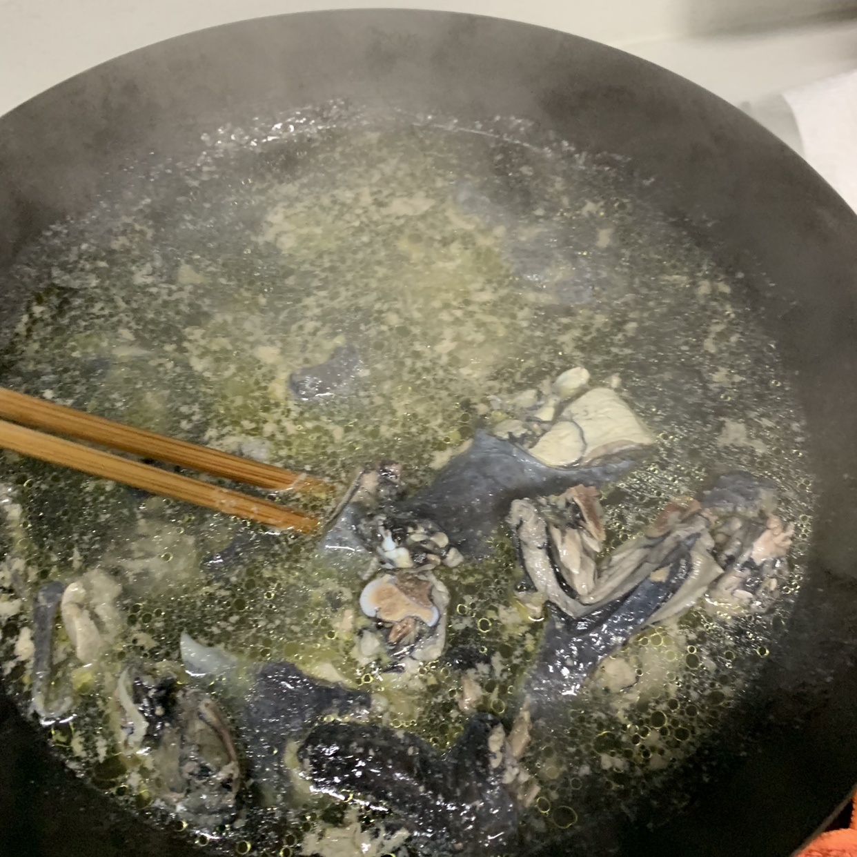 煲汤-菌菇枸杞红枣乌鸡汤的做法 步骤1