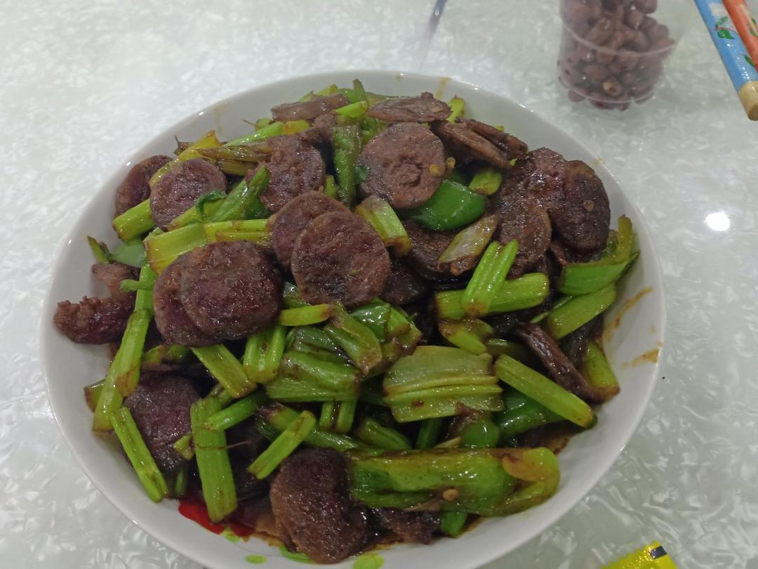 西芹炒腊肠（热菜）