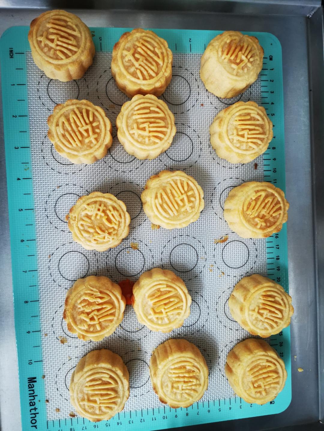 💃奶黄流心月饼——这是可以让你坐稳朋友圈厨霸位置的月饼🥮，没人点赞算我输👎