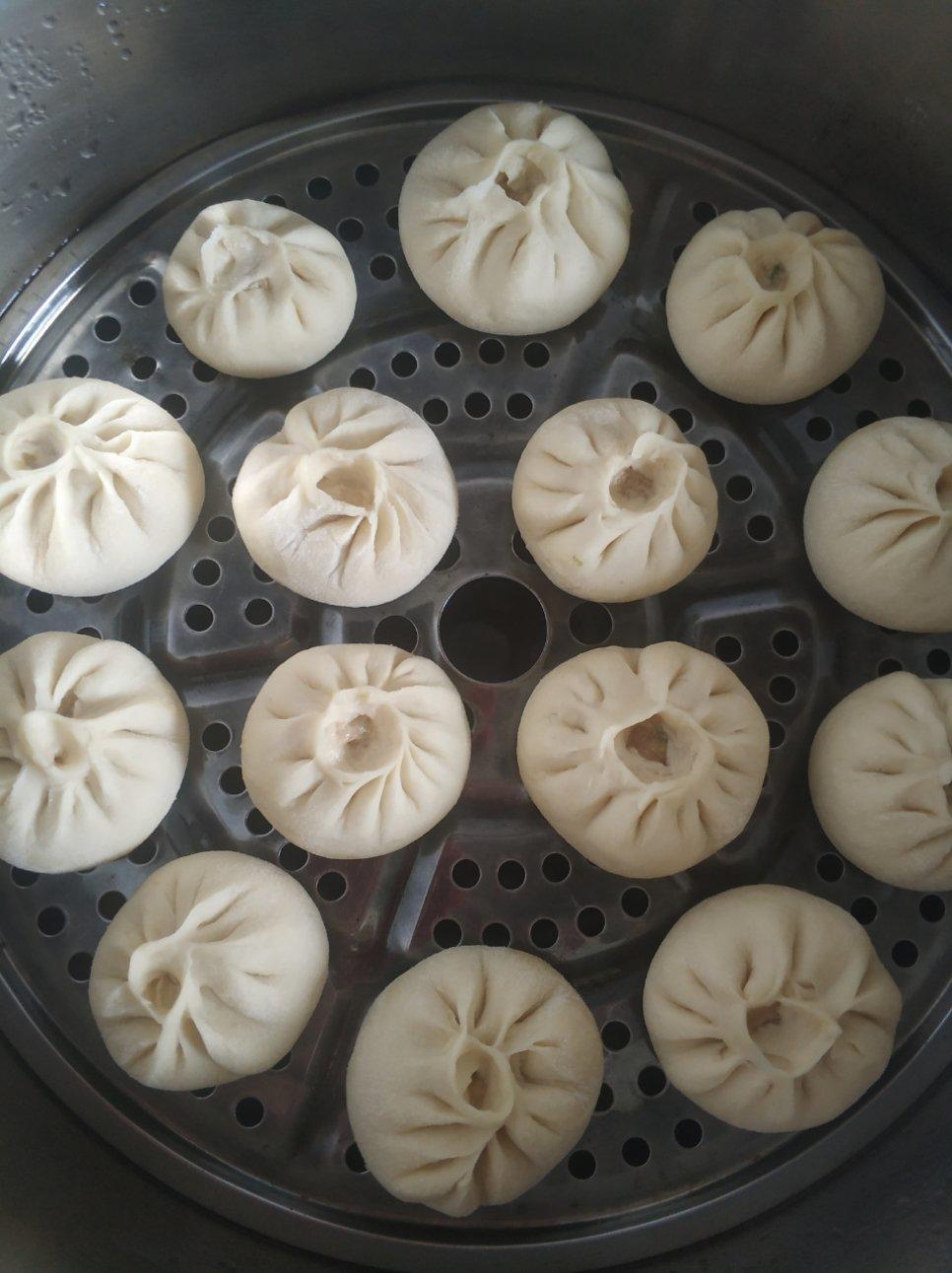 松软多汁的肉包子