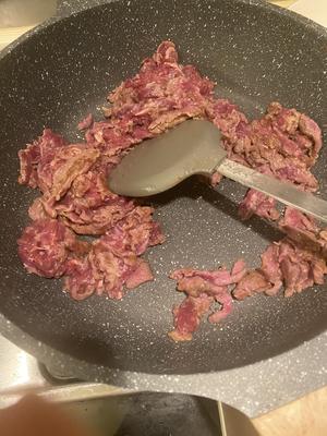 孜然蒜苔炒牛肉的做法 步骤4