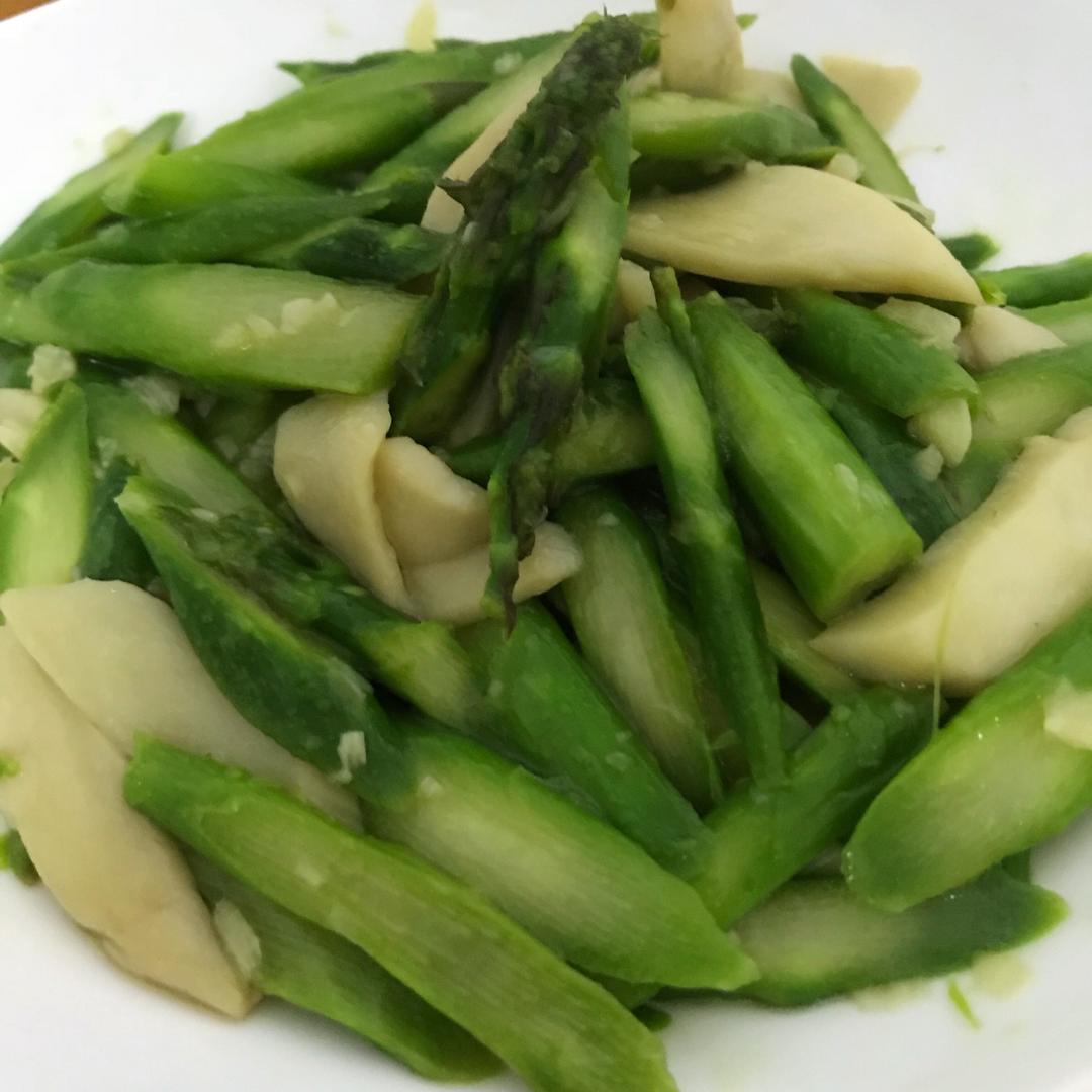 芦笋炒蘑菇